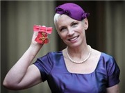 Bóng đá anh, ngoại hạng anh, lịch thi đấu euro 2012, Ca sĩ Annie Lennox được trao Huân chương Đế chế Anh